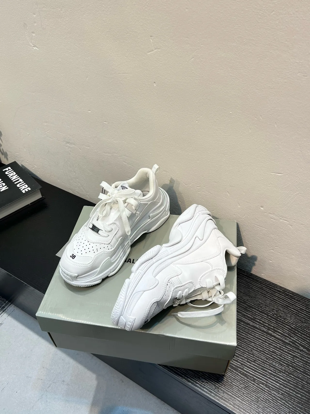Balenciaga Tênis Chunky com Solado Branco e Preto e Biqueira Perfurada 3