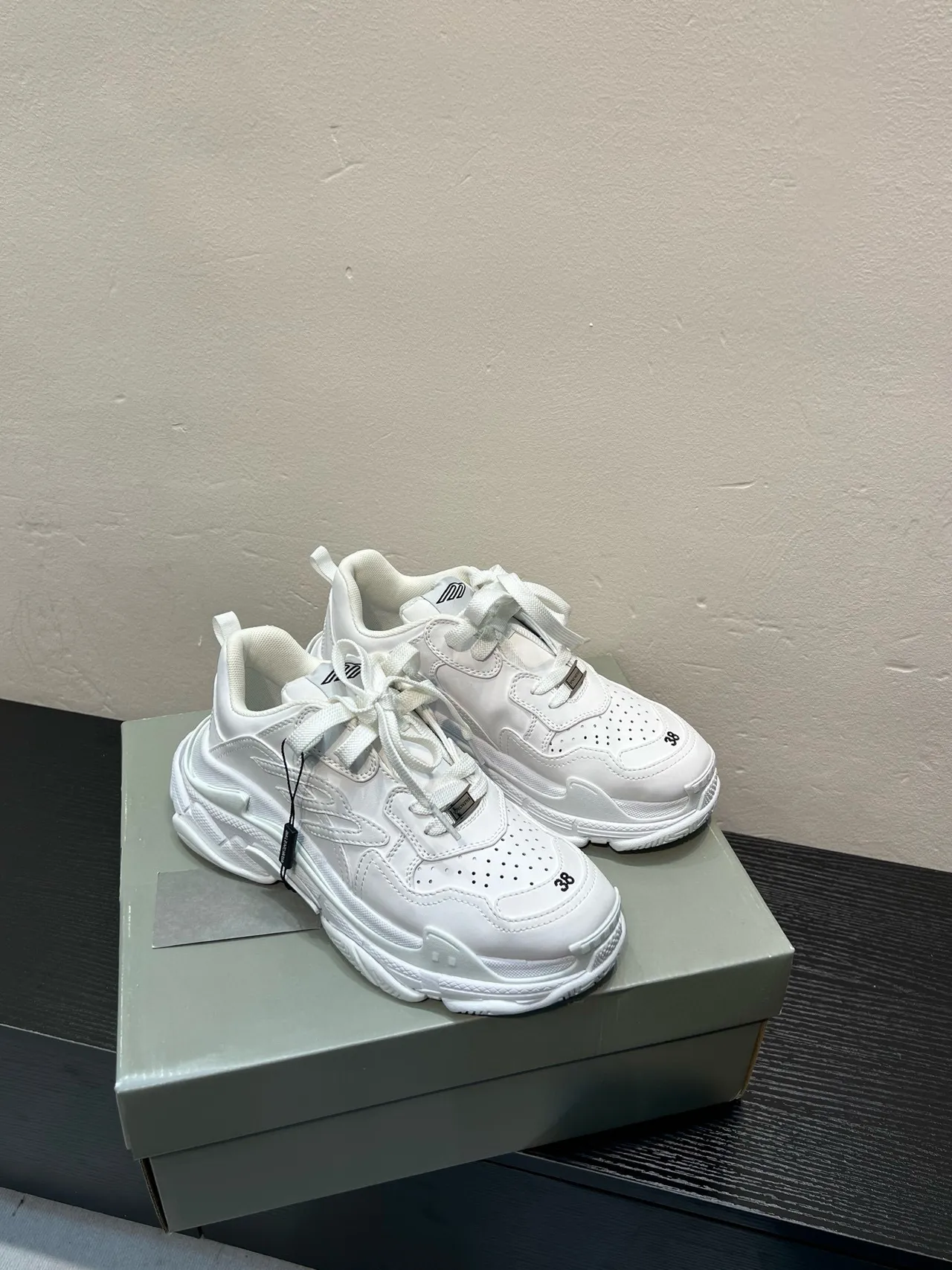 Balenciaga Tênis Chunky com Solado Branco e Preto e Biqueira Perfurada 4
