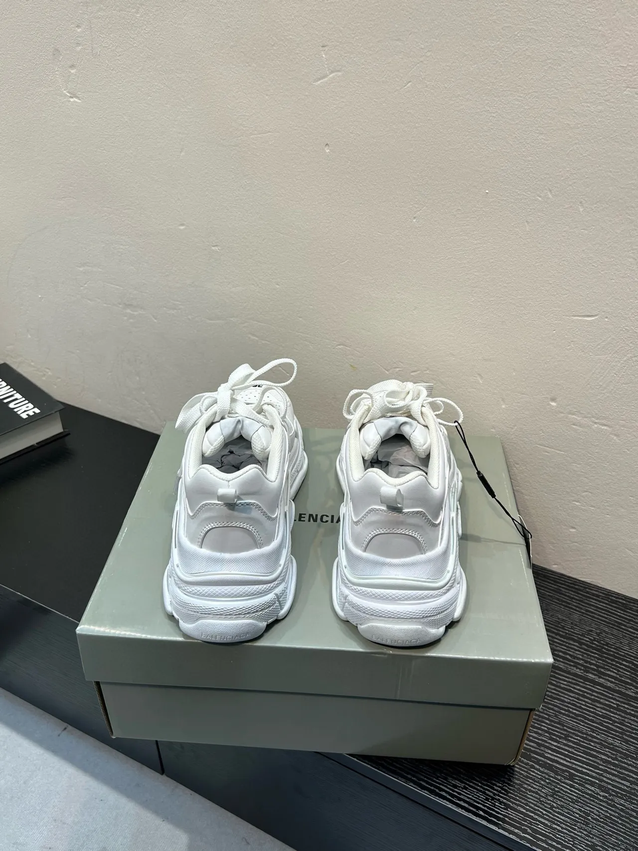 Balenciaga Tênis Chunky com Solado Branco e Preto e Biqueira Perfurada 5