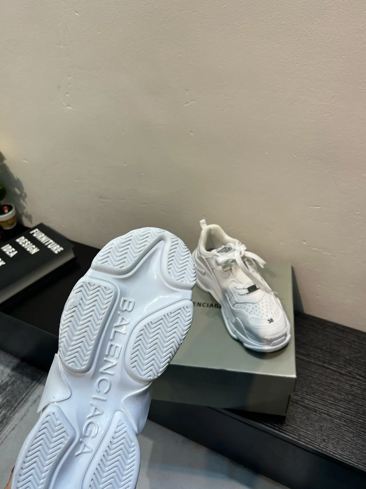 Balenciaga Tênis Chunky com Solado Branco e Preto e Biqueira Perfurada 7