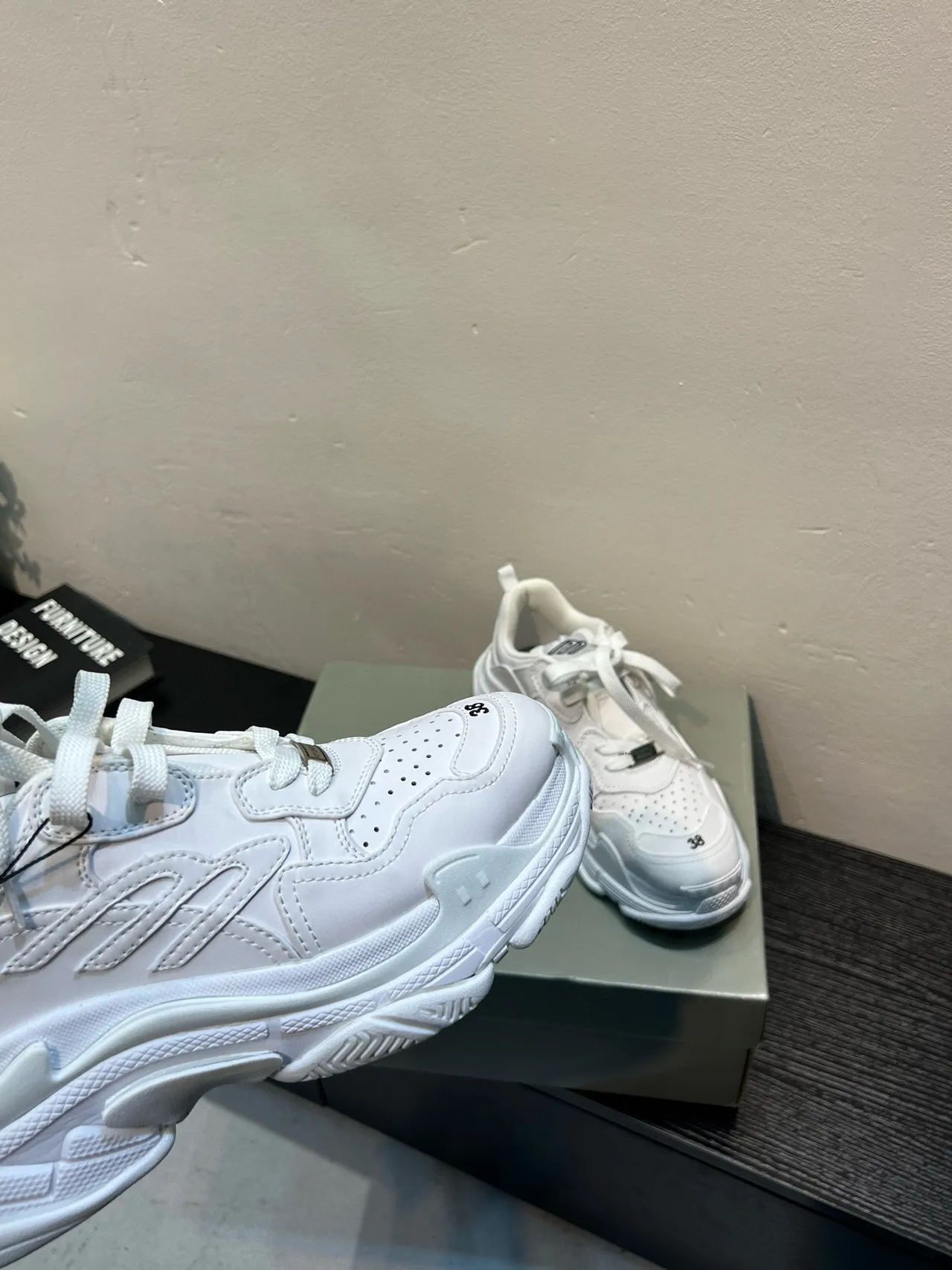 Balenciaga Tênis Chunky com Solado Branco e Preto e Biqueira Perfurada 8