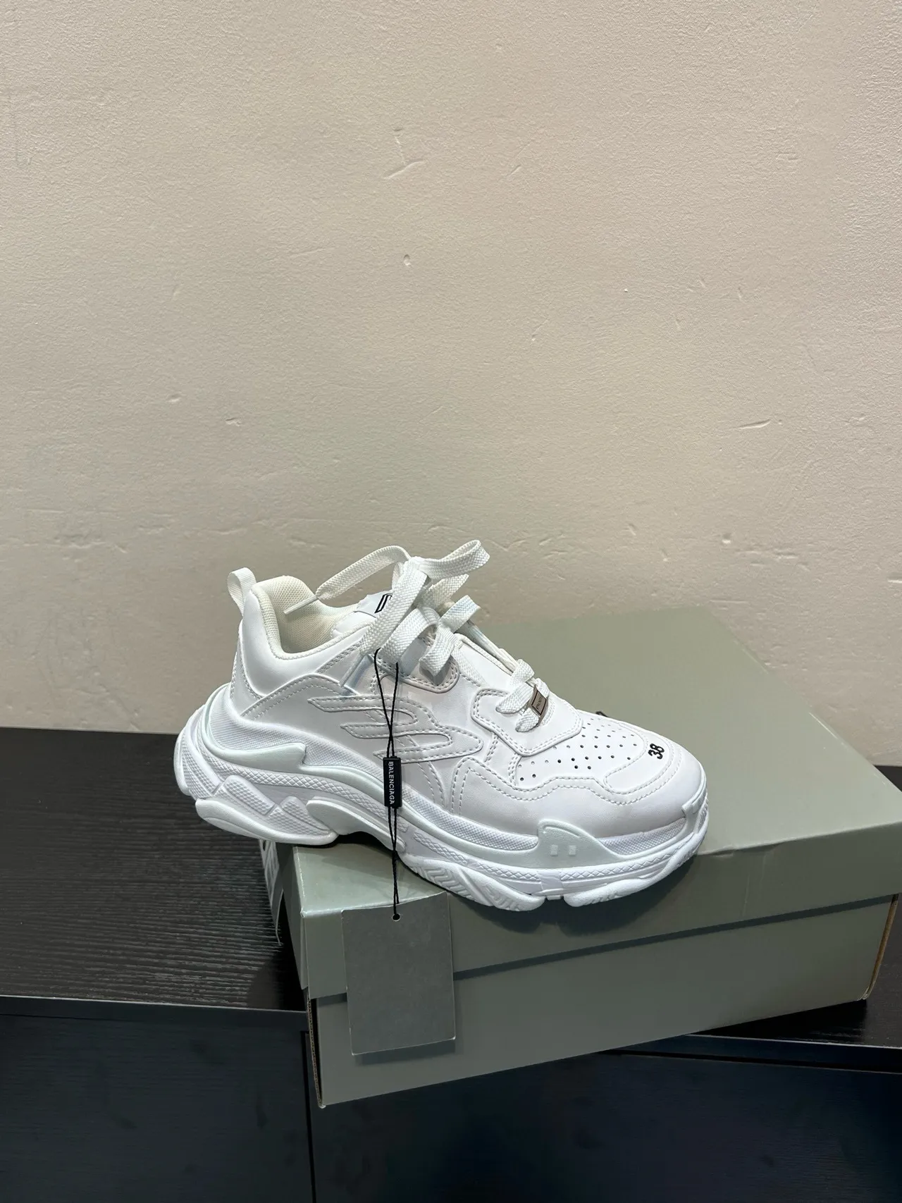 Balenciaga Tênis Chunky com Solado Branco e Preto e Biqueira Perfurada 9