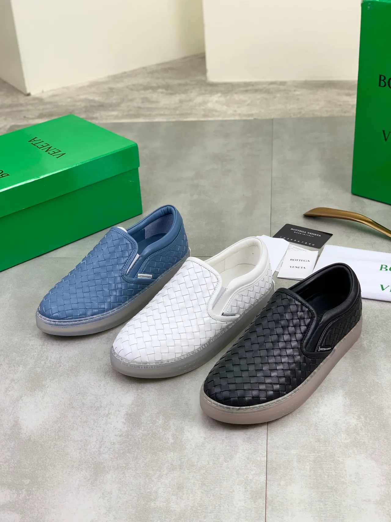 Bottega Veneta mocassim de couro trançado azul transparente slip-on 2
