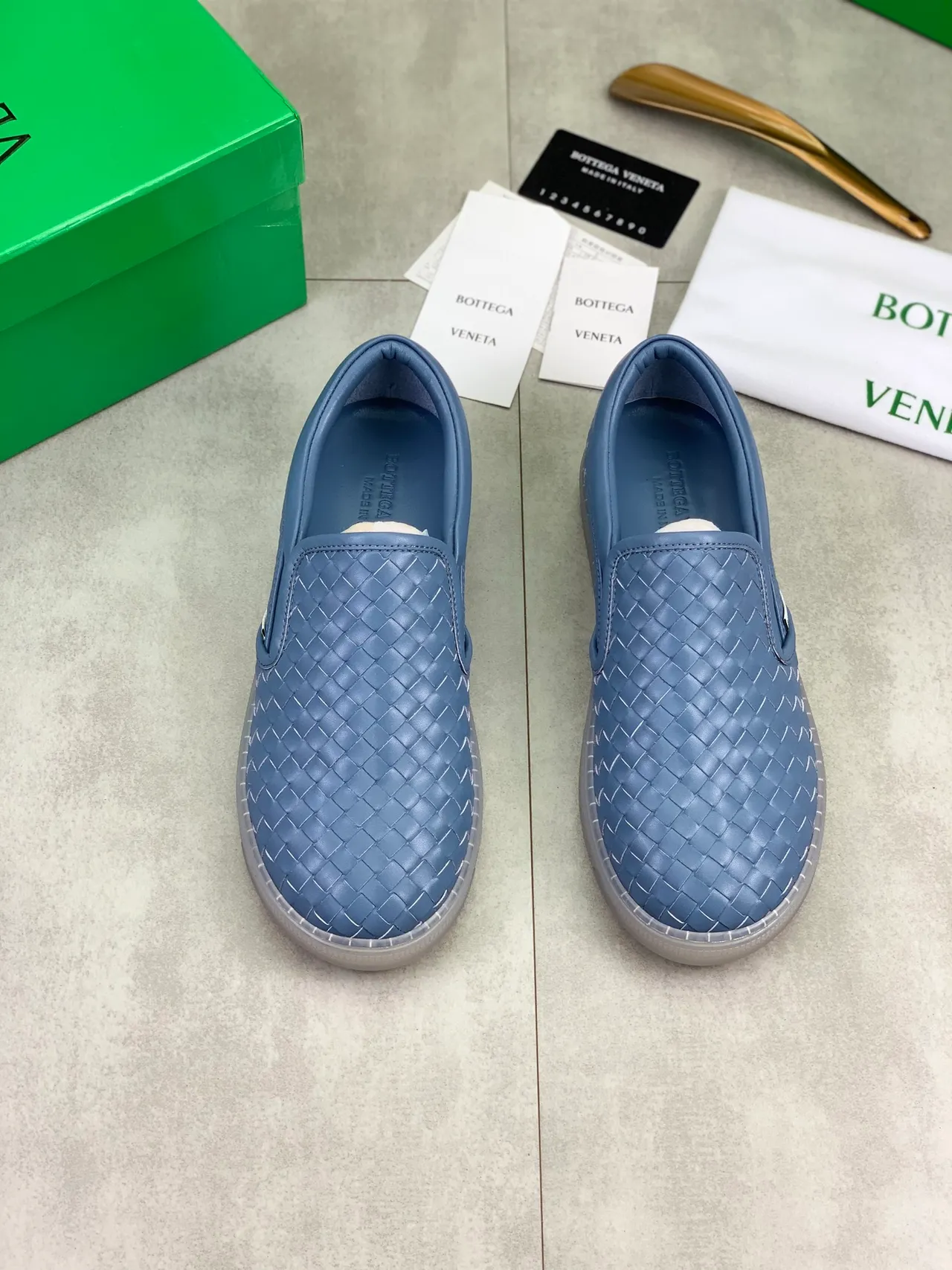 Bottega Veneta mocassim de couro trançado azul transparente slip-on 5