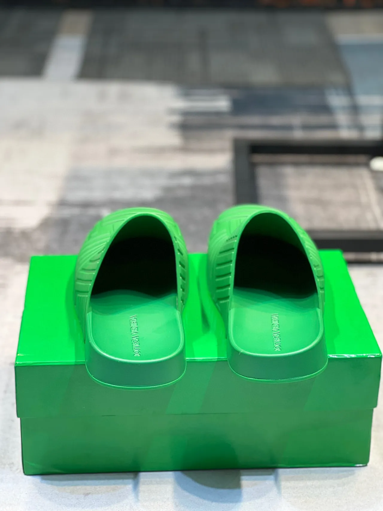 Bottega Veneta Cassette Slide Pantoufle Verte en Caoutchouc Moulé 2