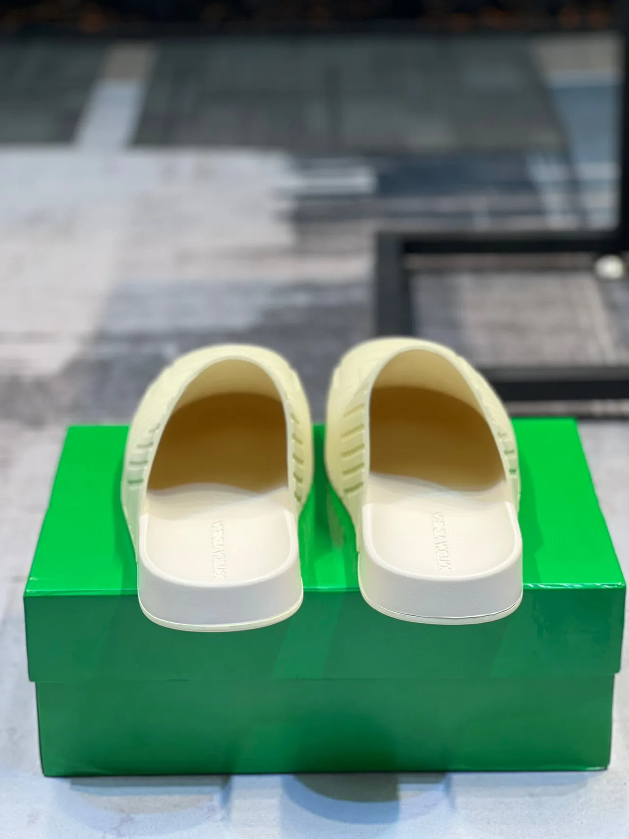 Bottega Veneta Cassette Slide Chinelo verde lima pálido 2