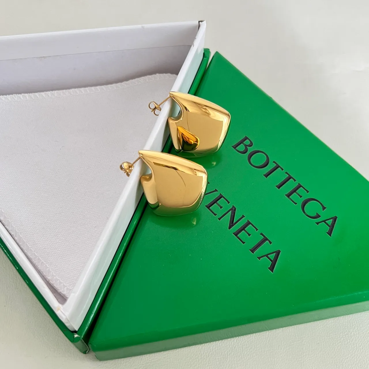 Bottega Veneta brincos geométricos assimétricos de tom dourado 3