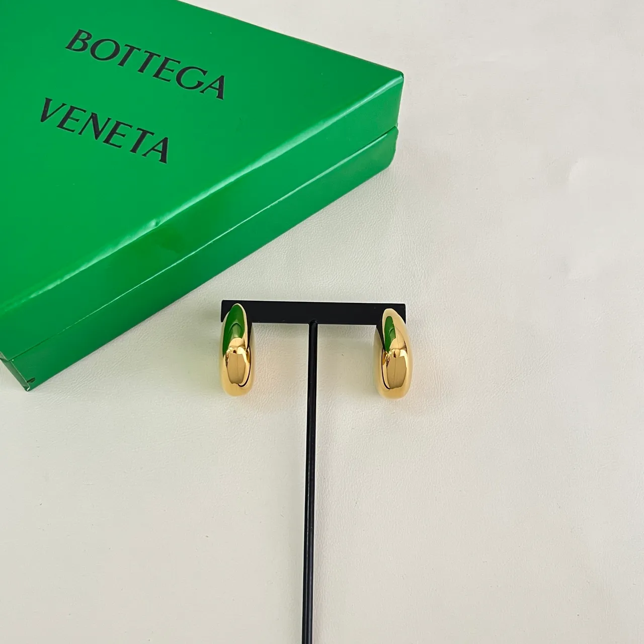 Bottega Veneta brincos geométricos assimétricos de tom dourado 6