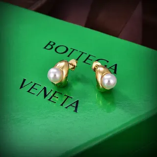 Bottega Veneta सोने के रंग के मोती स्टड ईयरिंग्स