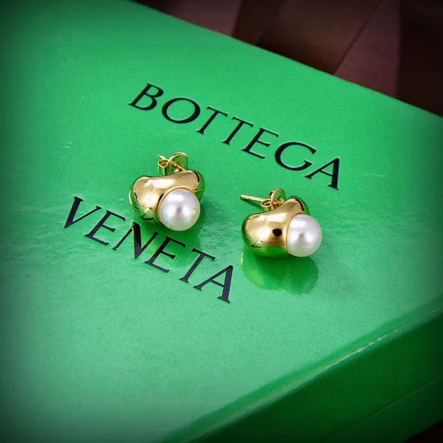 Bottega Veneta brincos de pérolas com tom dourado 2