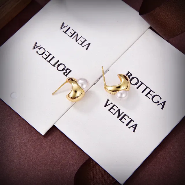 Bottega Veneta brincos de pérolas com tom dourado 4