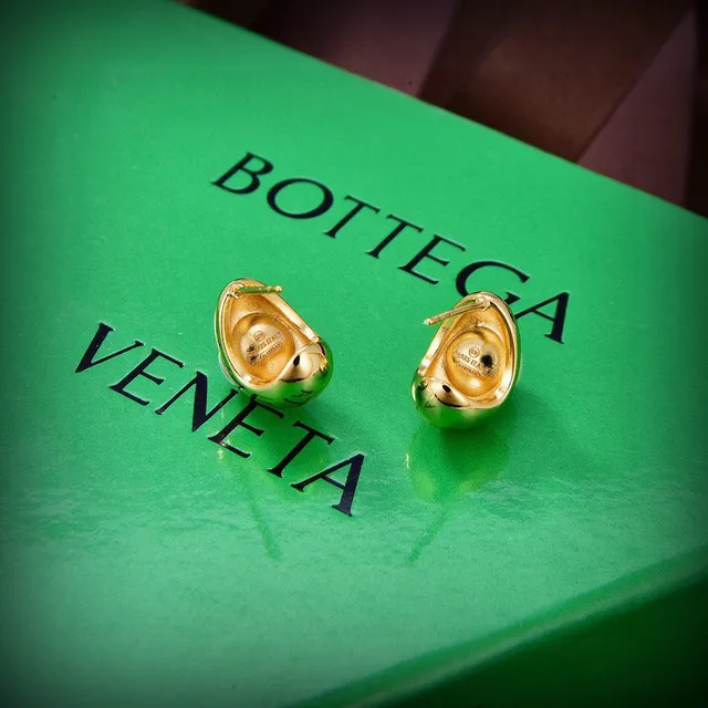 Bottega Veneta brincos de pérolas com tom dourado 5