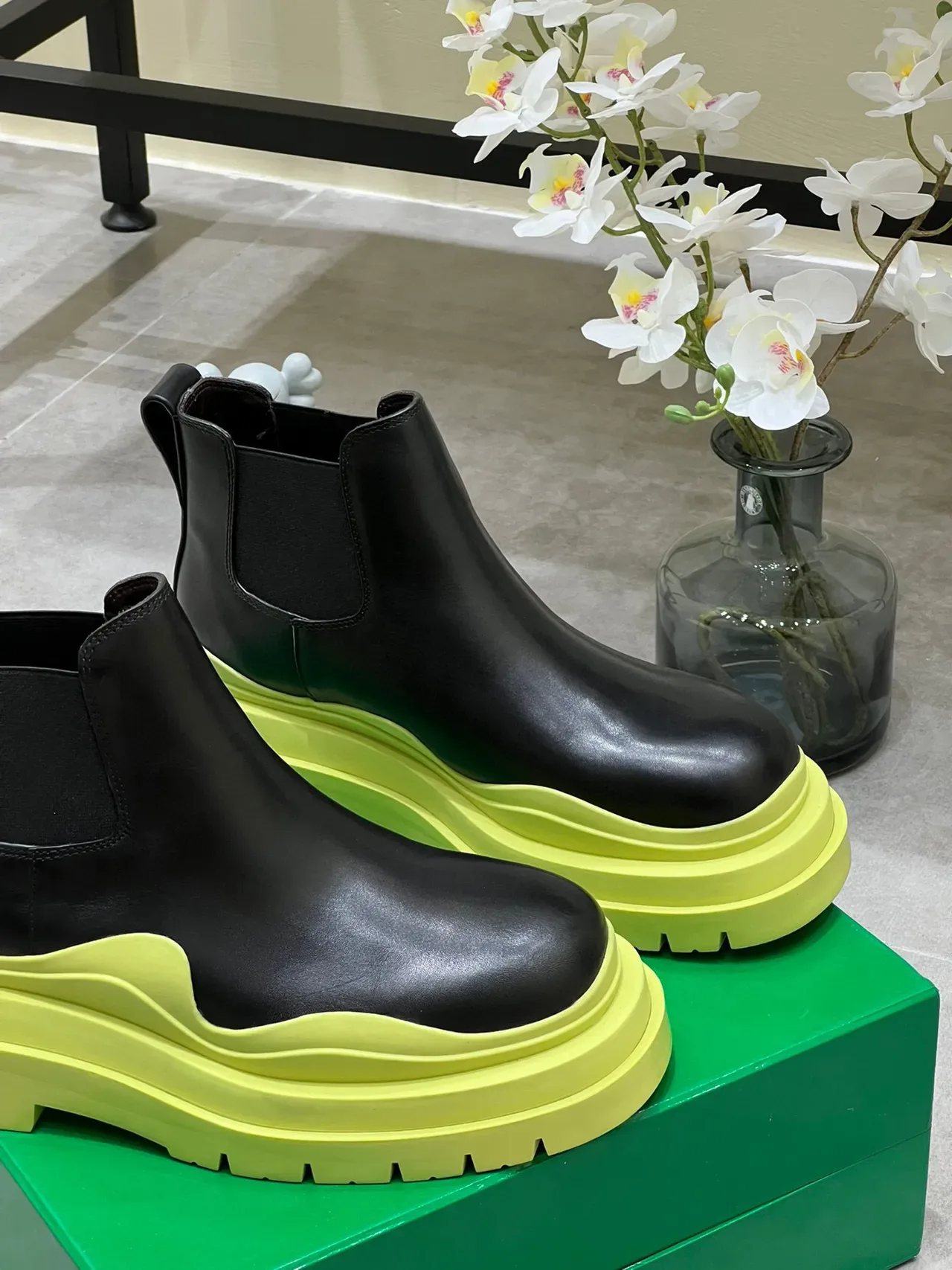 Bottega Veneta Le Cagole Black and Lime Yellow Chelsea Boots 7