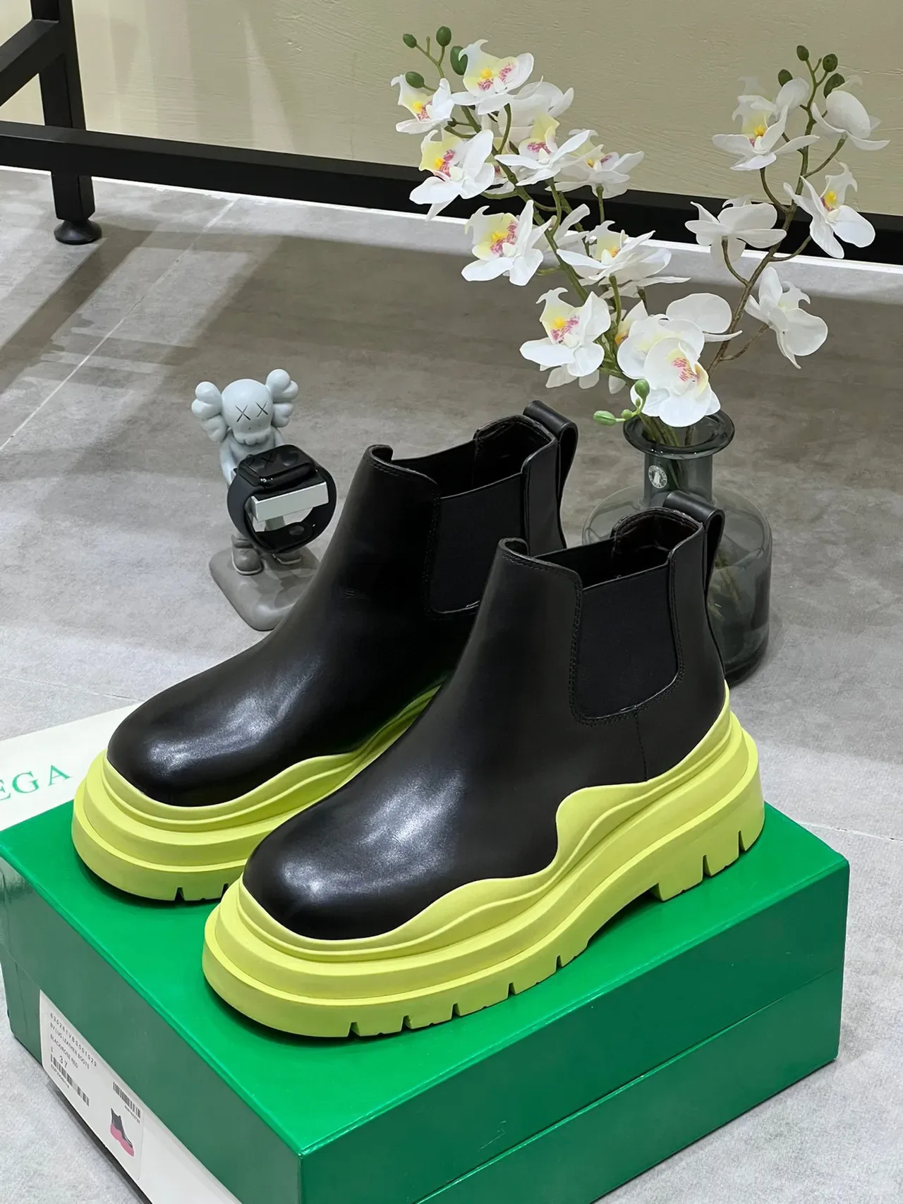 Bottega Veneta Le Cagole Black and Lime Yellow Chelsea Boots 8