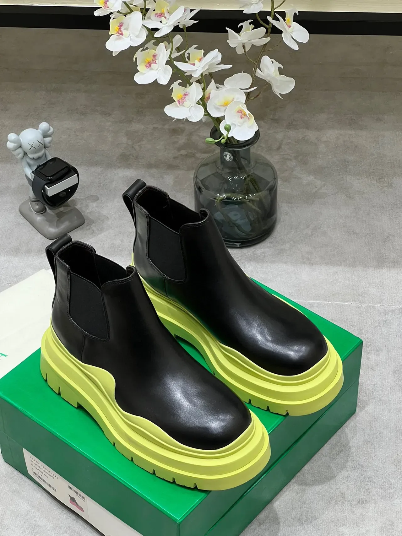 Bottega Veneta Le Cagole Black and Lime Yellow Chelsea Boots 9