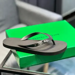 Bottega Veneta Sardine काली रबड़ स्लिपर्स