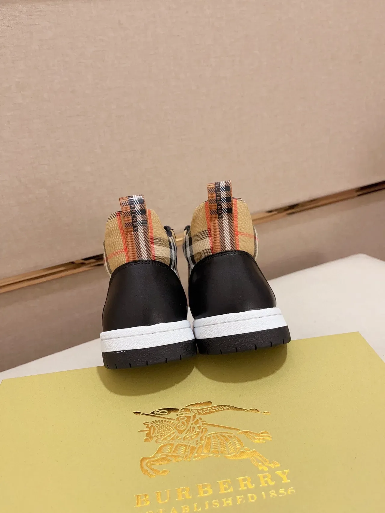 Burberry Noir Beige Hautes en Cuir et Tissu à Carreaux Sneakers Lifestyle 4