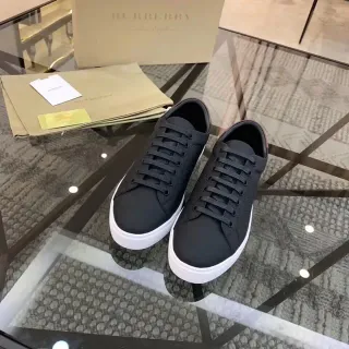 Burberry কালো এবং সাদা লো-টপ লেস-আপ লাইফস্টাইল স্নিকার