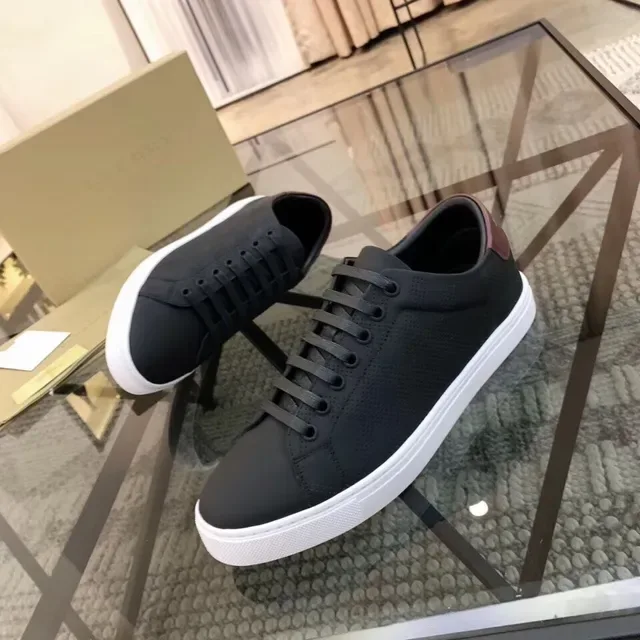 Burberry Noires et Blanches Low-Top Lacées Lifestyle Sneakers 4