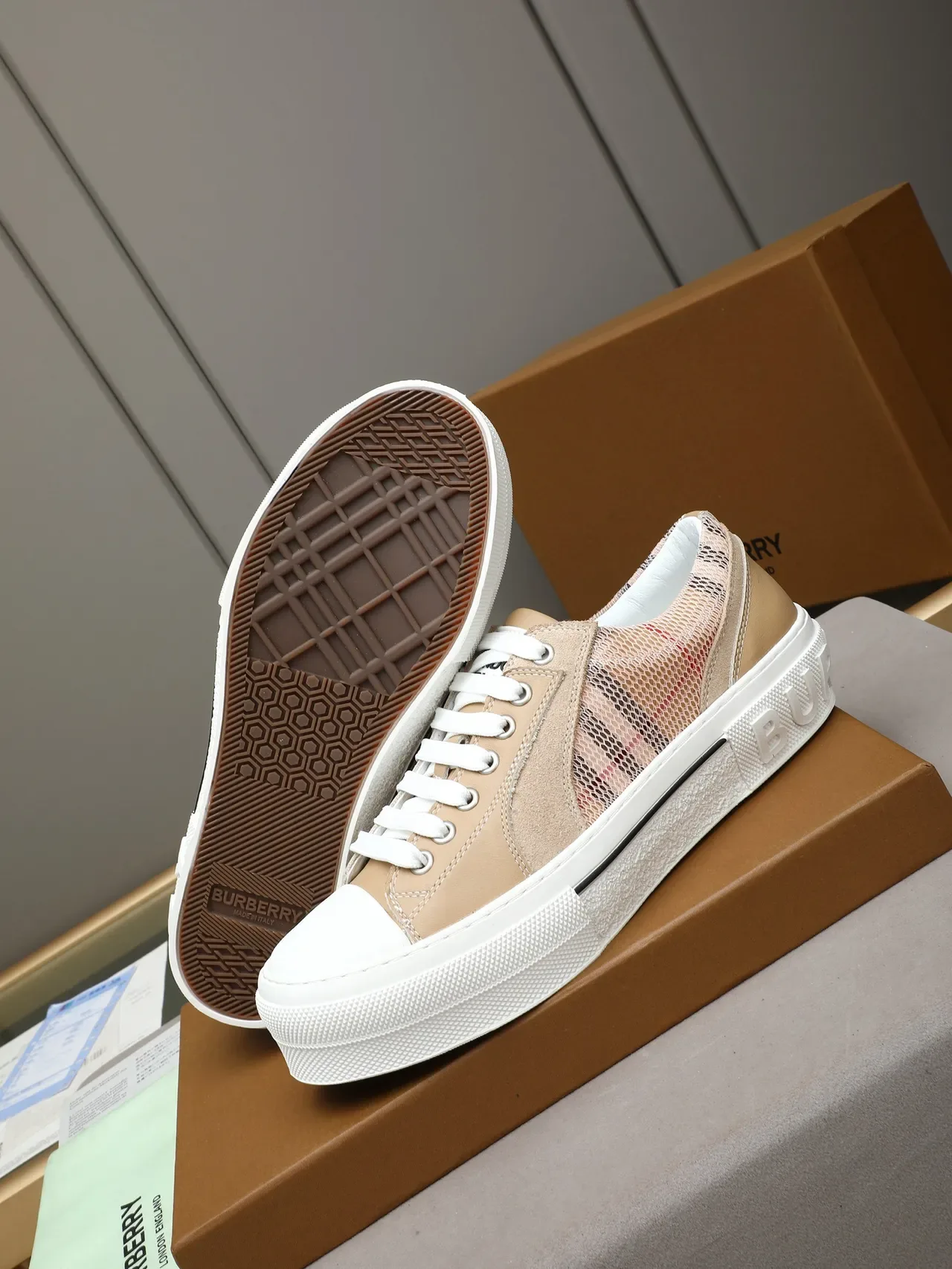 Burberry Knight Tênis Lifestyle Plataforma em Malha Bege Xadrez e Camurça 4