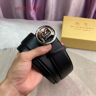 Burberry Knight काला चमड़े का बेल्ट
