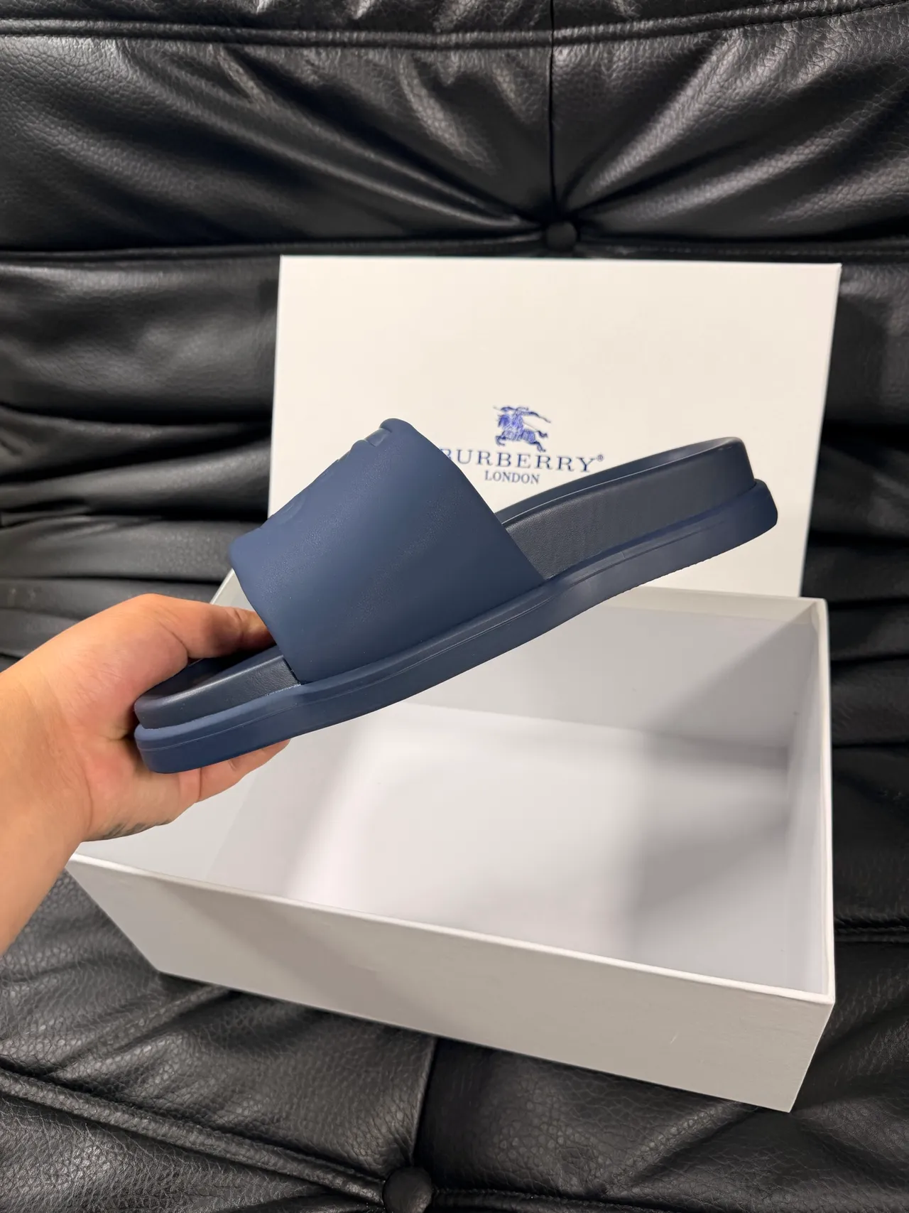 Burberry Knight Navy মোল্ডেড রাবার এক রঙের স্লিপার 3