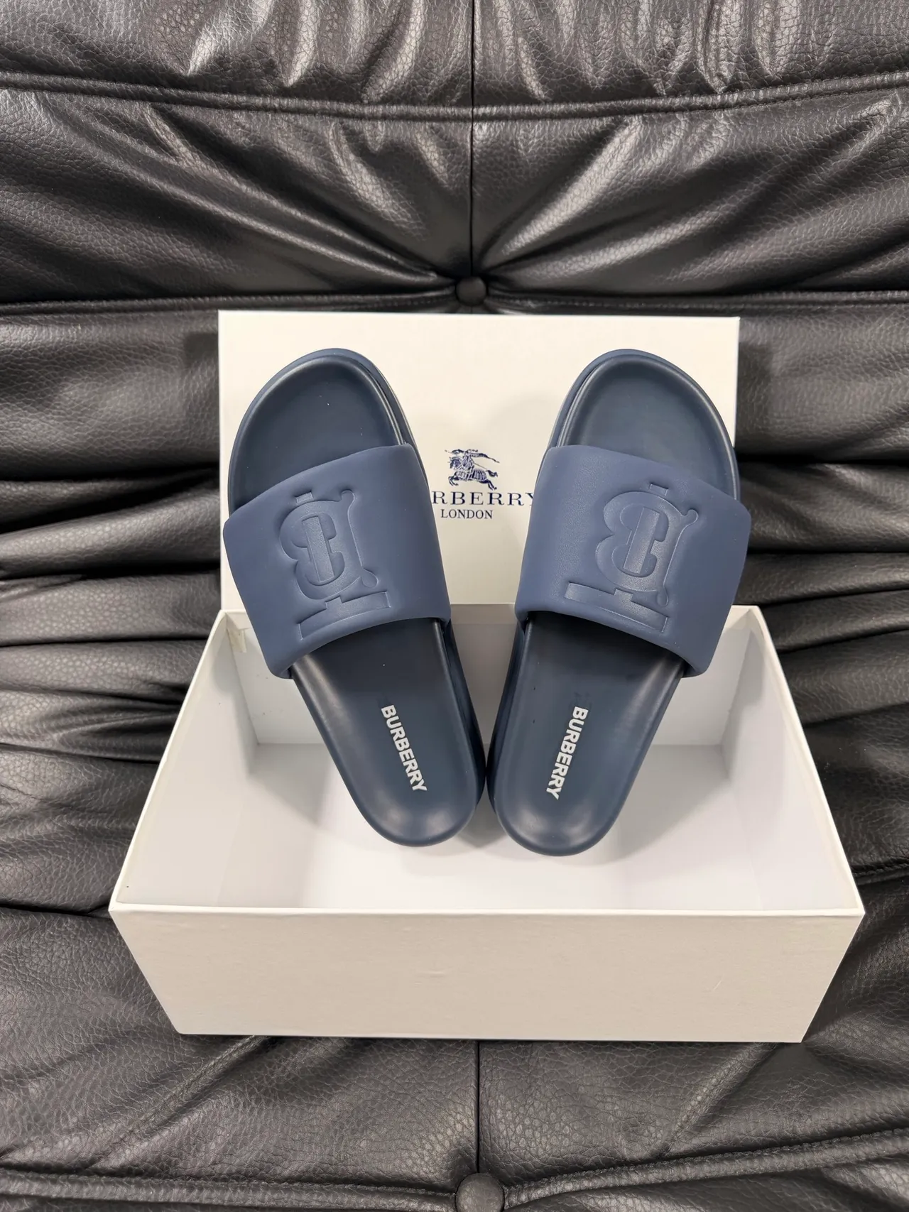 Burberry Knight Navy মোল্ডেড রাবার এক রঙের স্লিপার 4