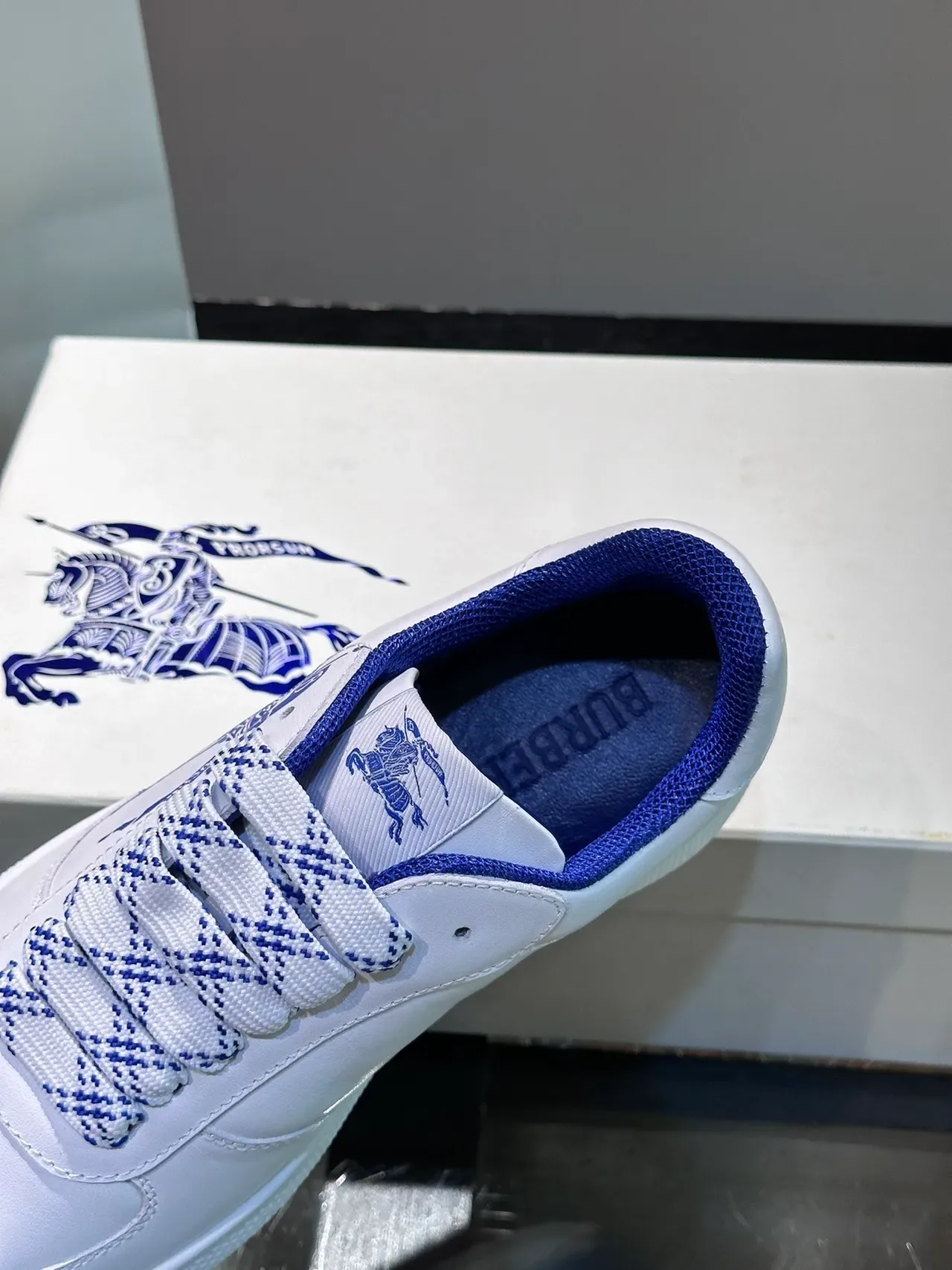 Burberry Knight Sneakers Lifestyle Blanc et Bleu 4