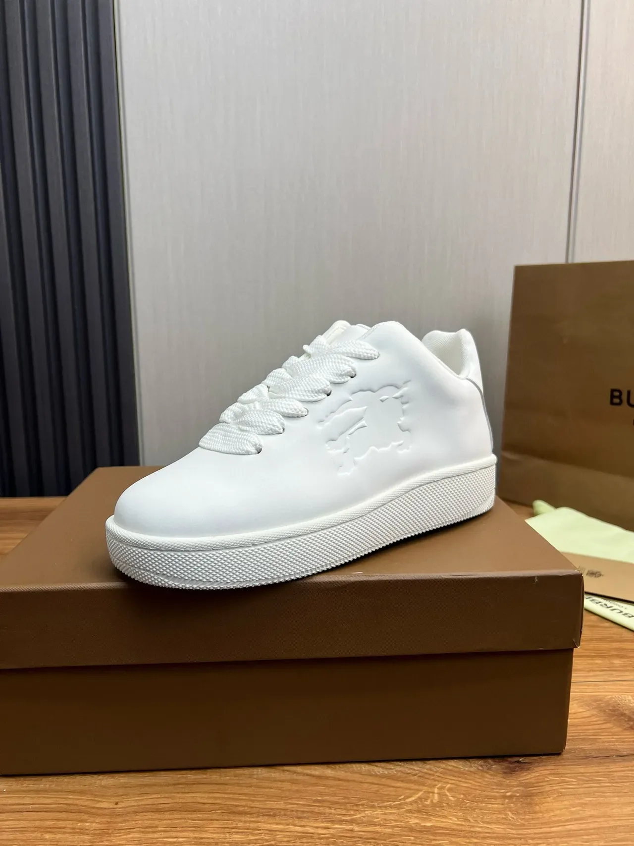 Burberry Lola sneakers lifestyle blanc avec lion embossé 2