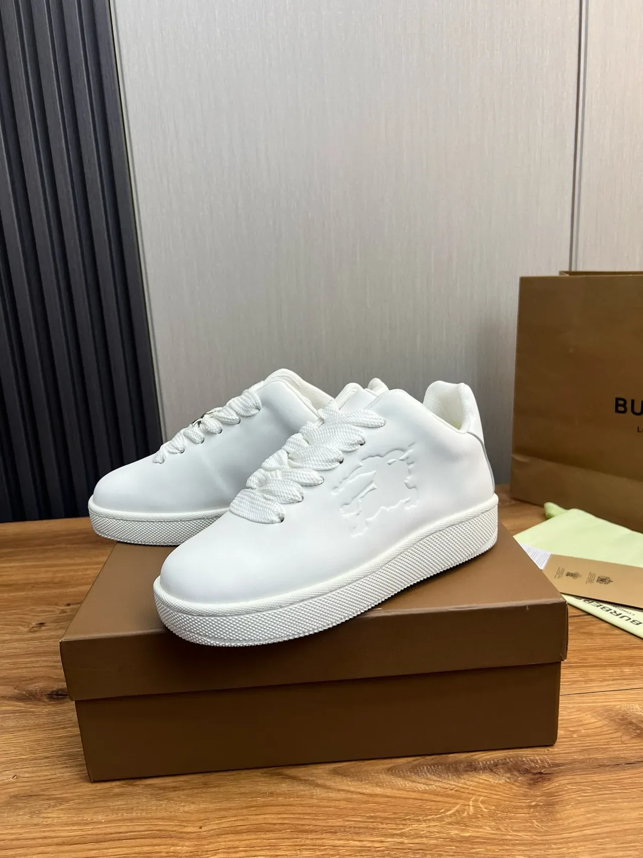 Burberry Lola sneakers lifestyle blanc avec lion embossé 3