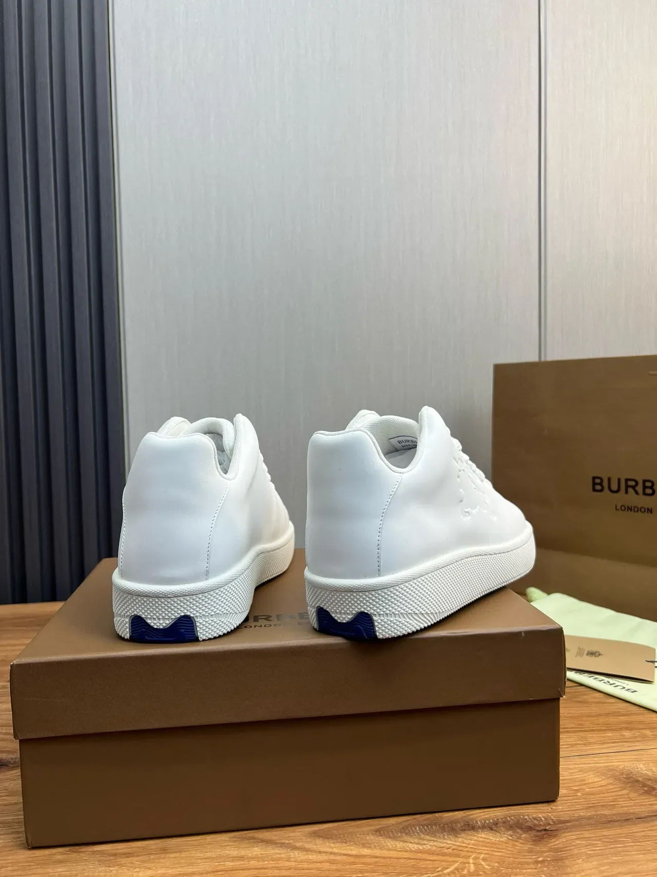 Burberry Lola sneakers lifestyle blanc avec lion embossé 4