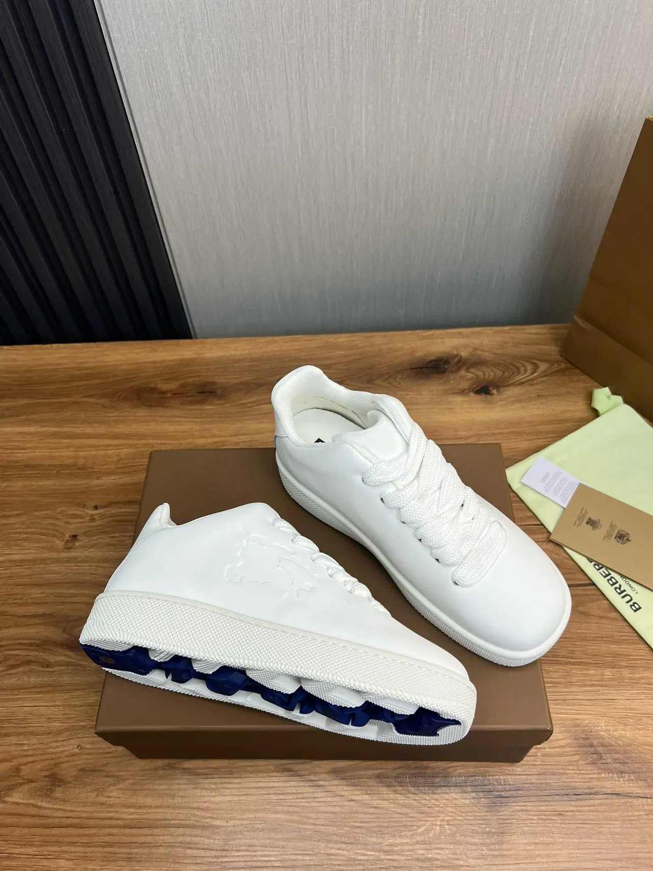 Burberry Lola sneakers lifestyle blanc avec lion embossé 5