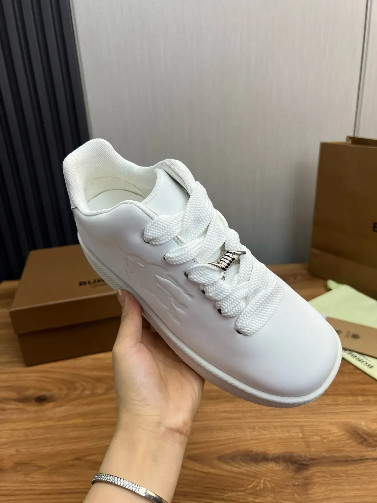 Burberry Lola sneakers lifestyle blanc avec lion embossé 6