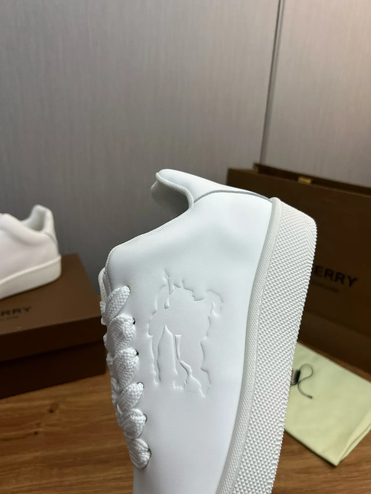 Burberry Lola sneakers lifestyle blanc avec lion embossé 7