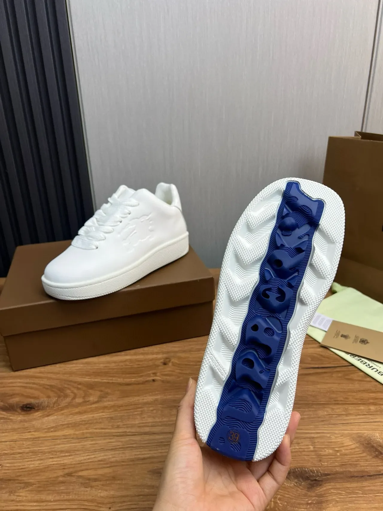 Burberry Lola sneakers lifestyle blanc avec lion embossé 8