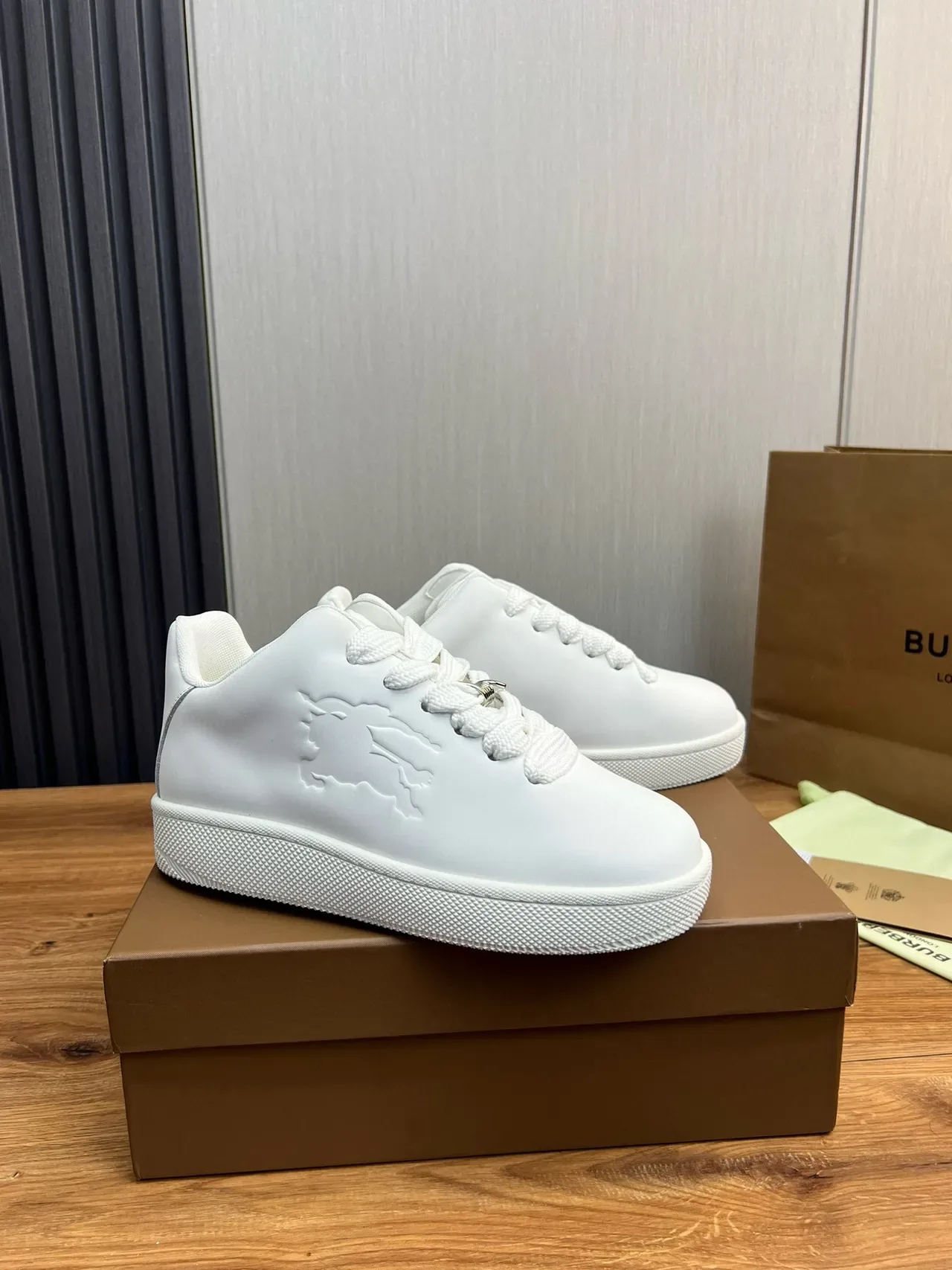 Burberry Lola sneakers lifestyle blanc avec lion embossé 9