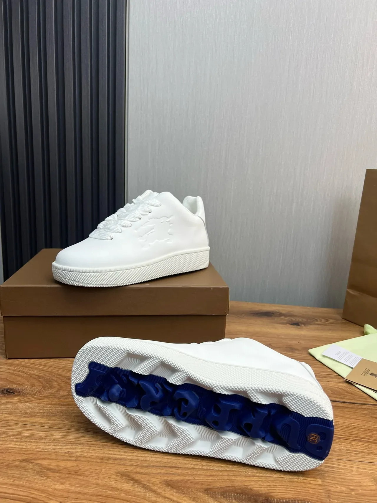Burberry Lola sneakers lifestyle blanc avec lion embossé 10