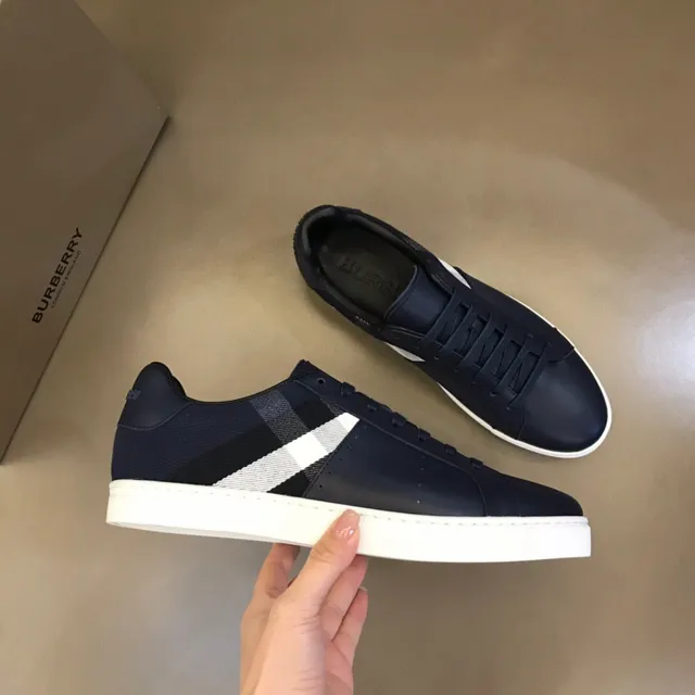 Burberry Lola Navy White cuir tige House Check bande latérale lifestyle sneakers 4