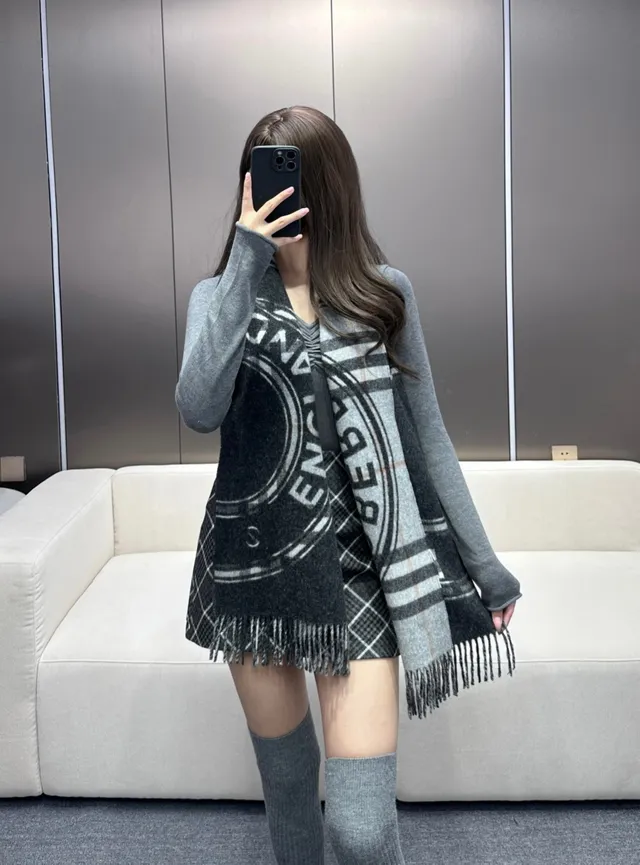 Écharpe Burberry cachemire navy et crème à franges 3