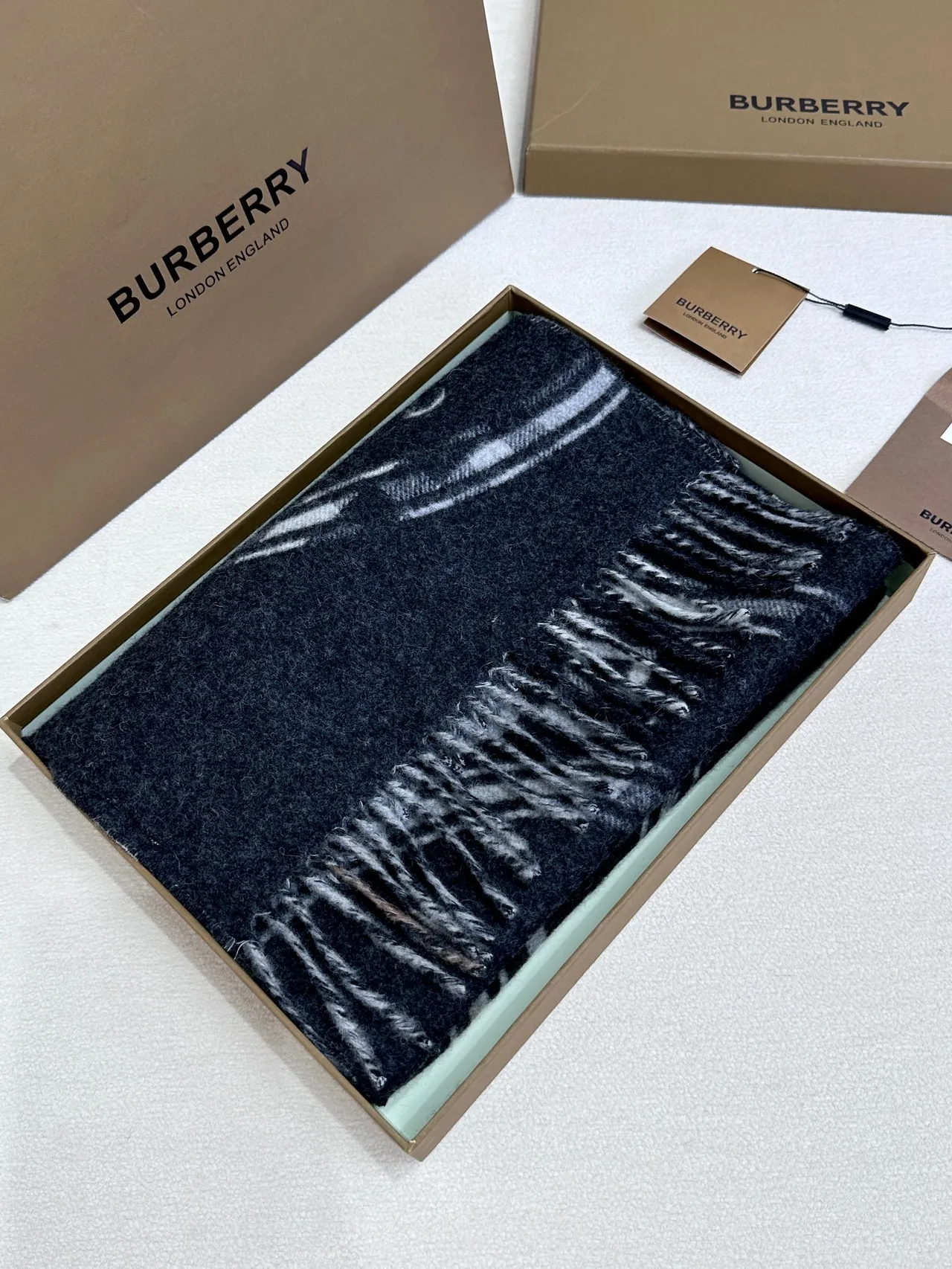 Écharpe Burberry cachemire navy et crème à franges 7