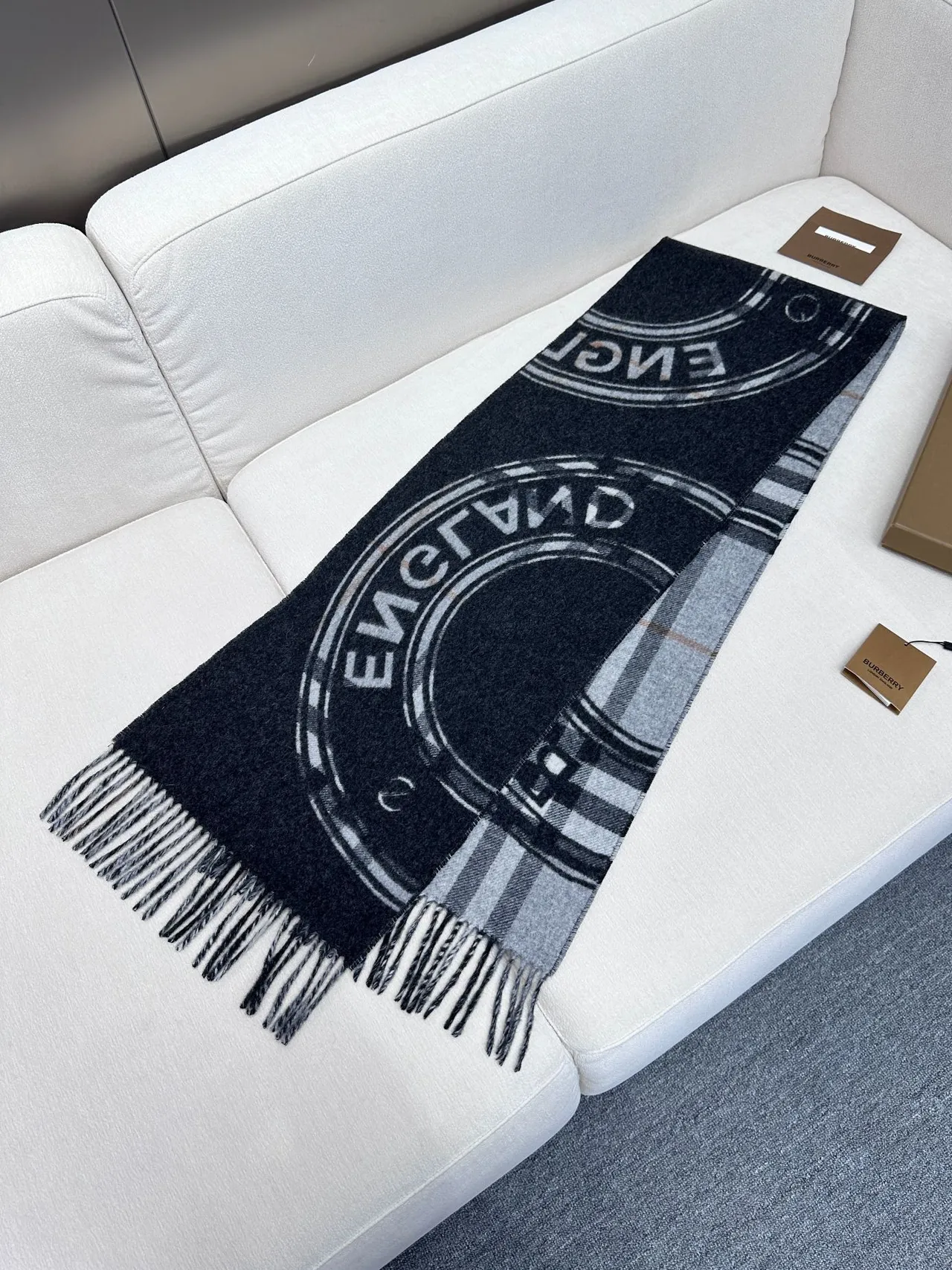 Écharpe Burberry cachemire navy et crème à franges 8