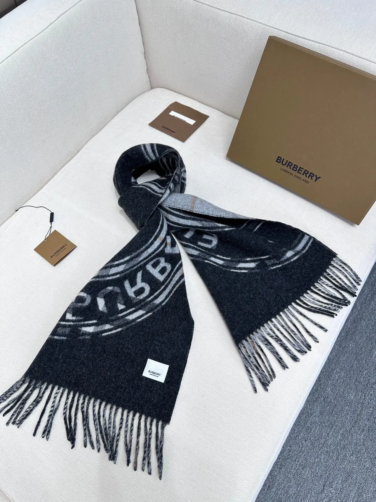 Écharpe Burberry cachemire navy et crème à franges 9