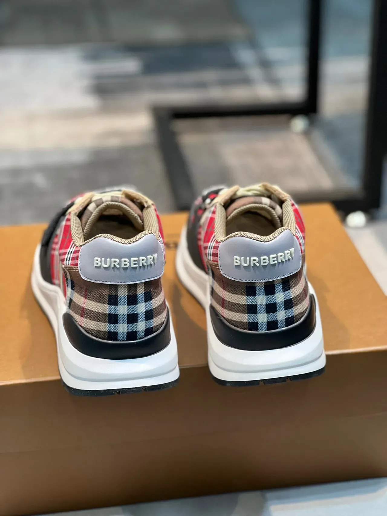 Burberry Sneakers Lifestyle Rouge et Noir à Carreaux avec Sangle Accentuée 2