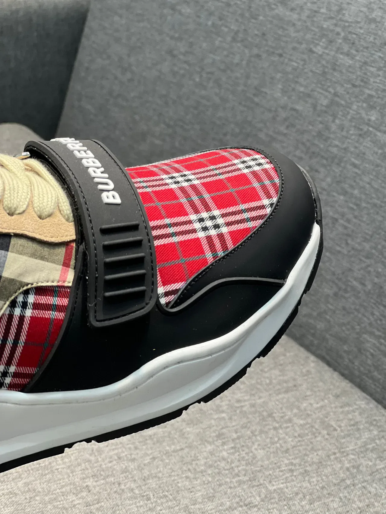 Burberry Sneakers Lifestyle Rouge et Noir à Carreaux avec Sangle Accentuée 3