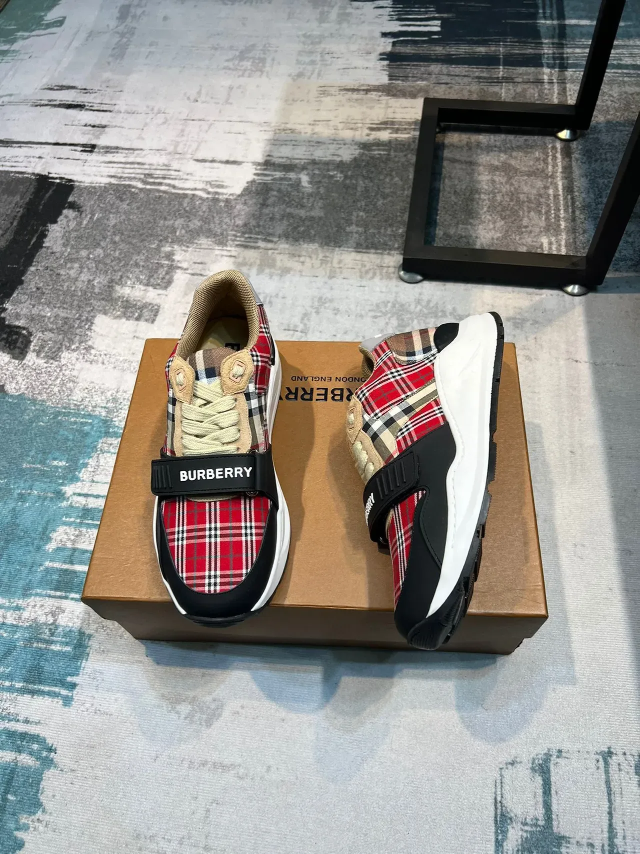 Burberry Sneakers Lifestyle Rouge et Noir à Carreaux avec Sangle Accentuée 4