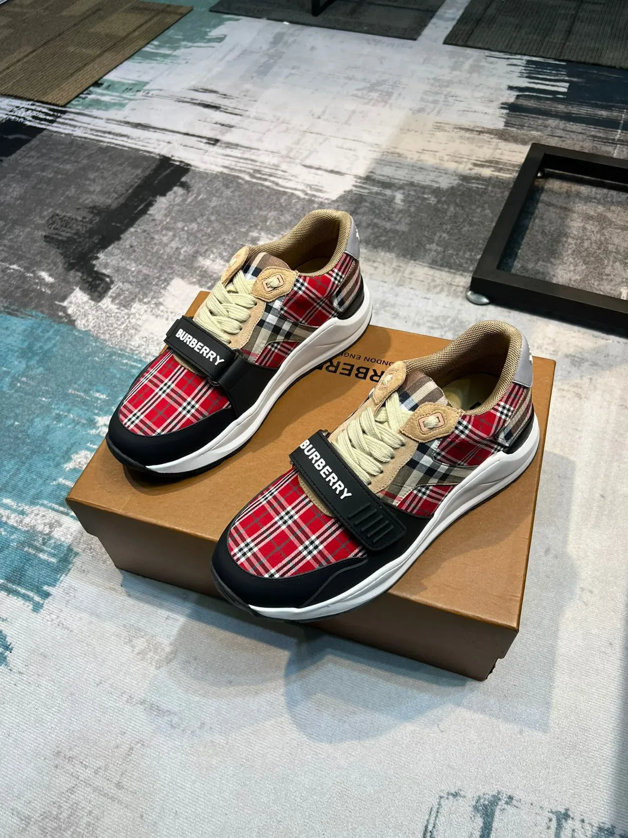 Burberry Sneakers Lifestyle Rouge et Noir à Carreaux avec Sangle Accentuée 5