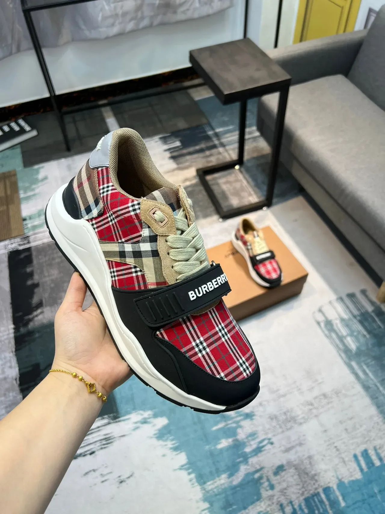 Burberry Sneakers Lifestyle Rouge et Noir à Carreaux avec Sangle Accentuée 6
