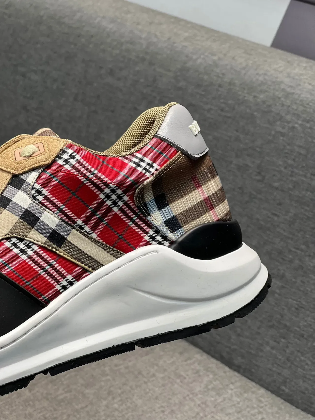 Burberry Sneakers Lifestyle Rouge et Noir à Carreaux avec Sangle Accentuée 7