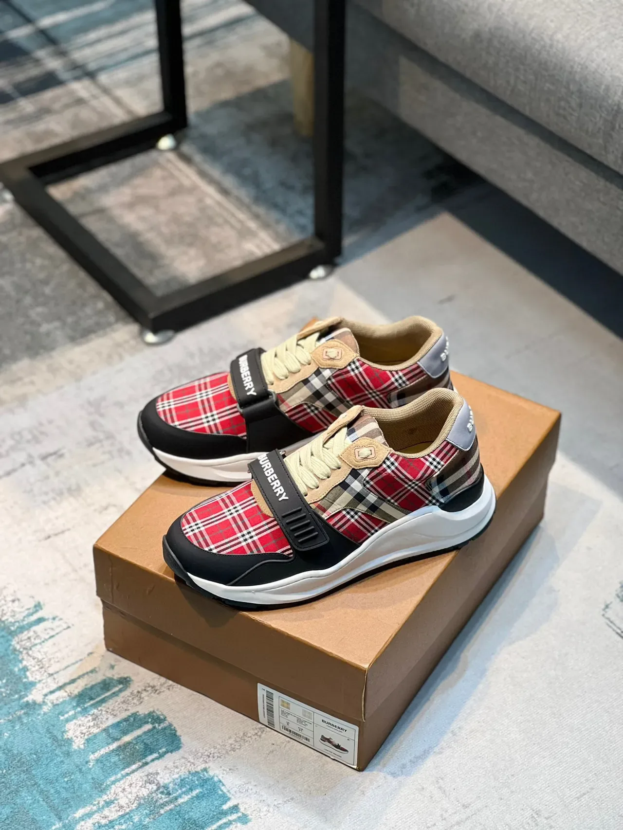 Burberry Sneakers Lifestyle Rouge et Noir à Carreaux avec Sangle Accentuée 8