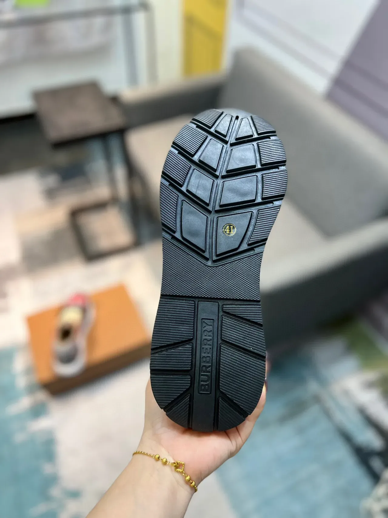 Burberry Sneakers Lifestyle Rouge et Noir à Carreaux avec Sangle Accentuée 9